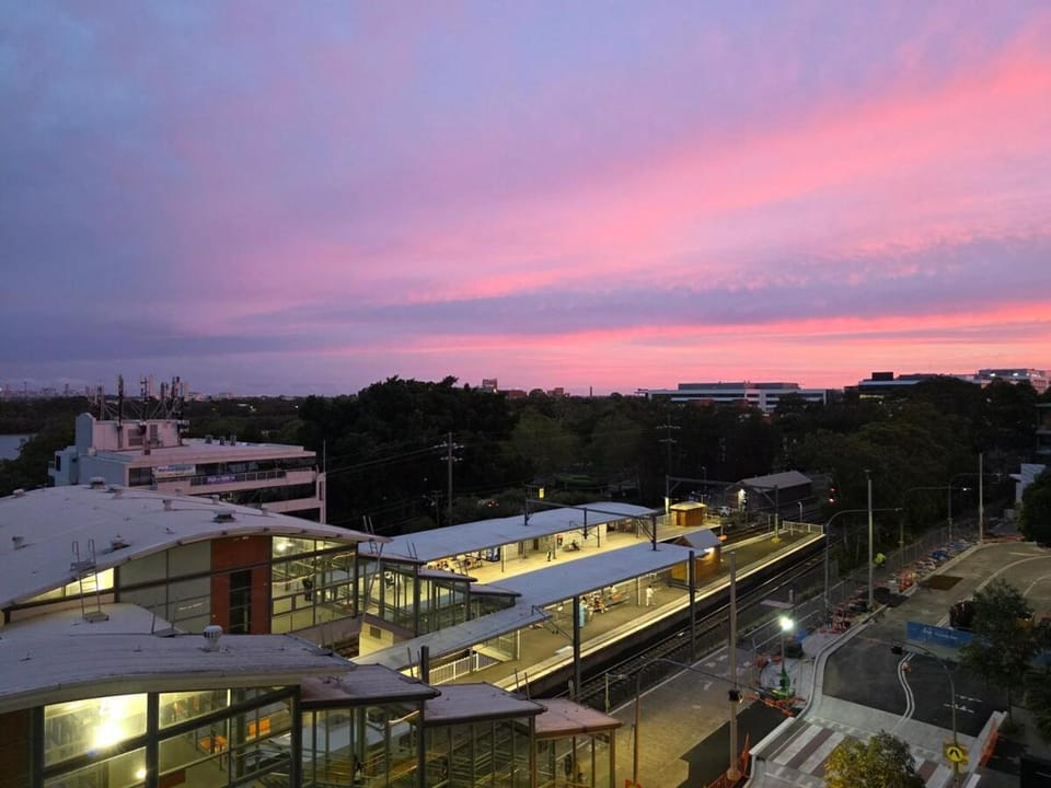 'Mirage' 3-Bedroom APT in Rhodes with city view Apartment in Sydney