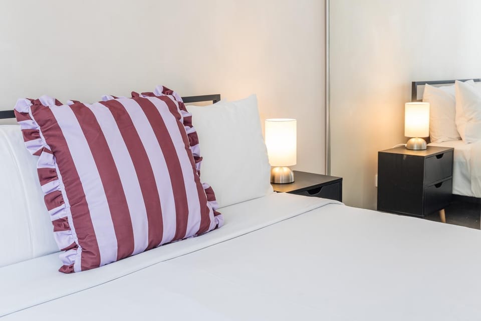 Prime Location River Glimpse 2BR Walk to CBD with Parking Apartment in Brisbane City