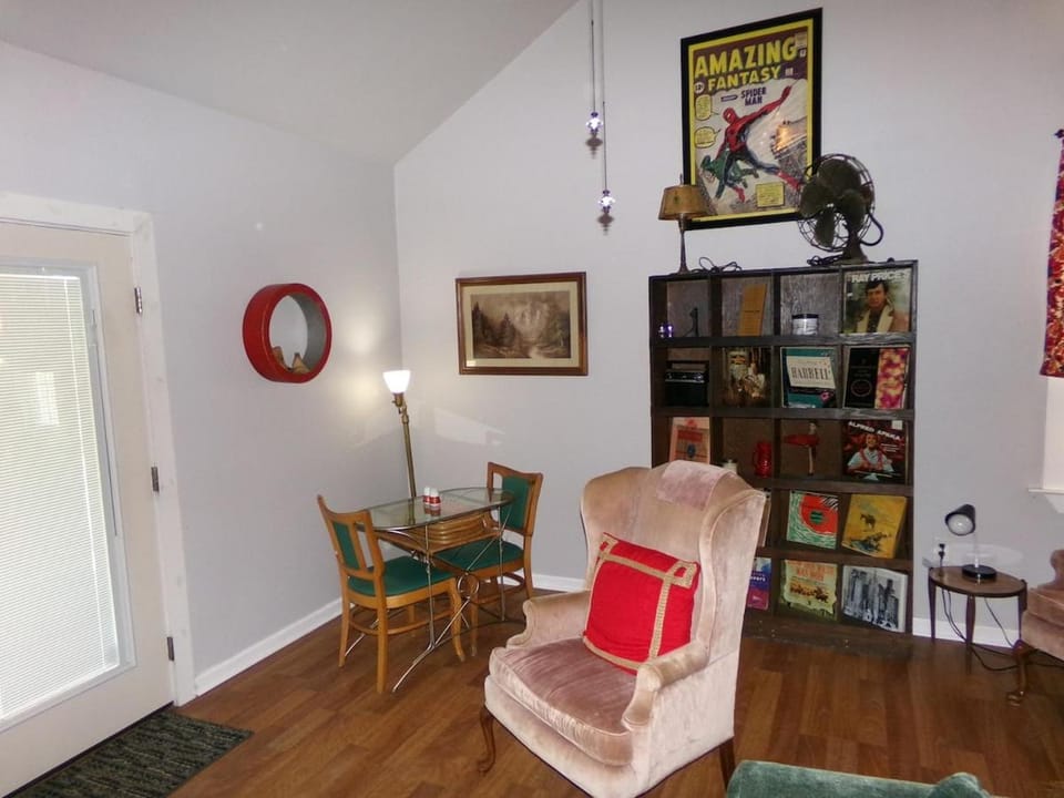 Retro Guesthouse with Boat and RV Parking Bed and Breakfast in Florence