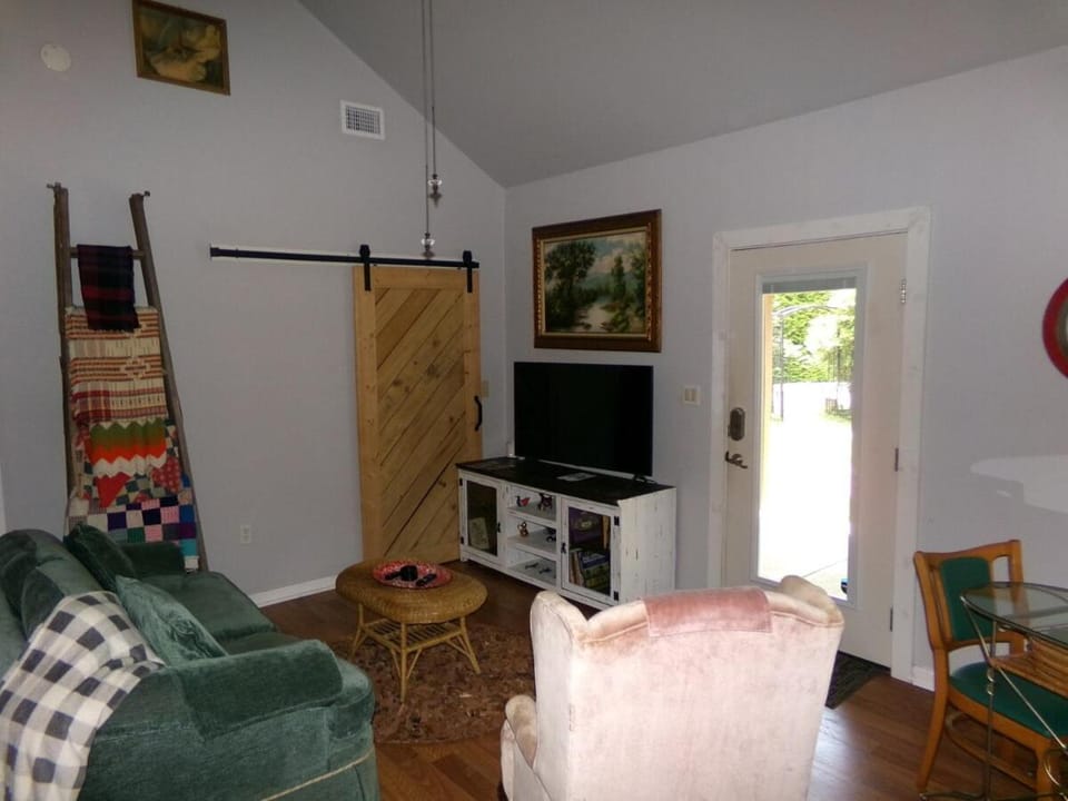 Retro Guesthouse with Boat and RV Parking Bed and Breakfast in Florence