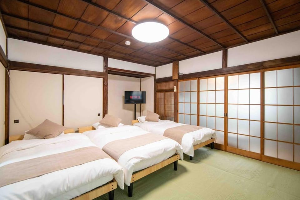 Yokosuka Chuo Station 6mins 100 years old fully equipped with furniture Apartment in Yokosuka