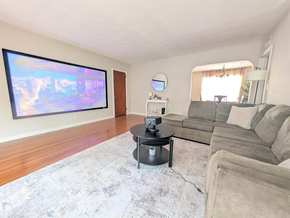 Riverside Stay Projector 2BR Apartment in Jacksonville