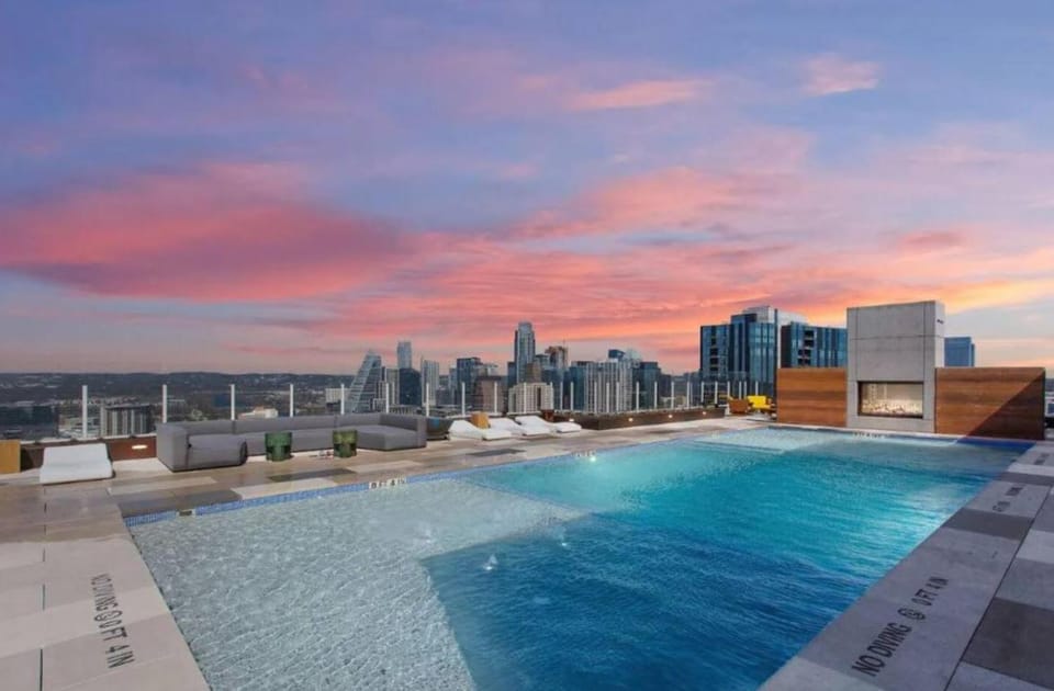 Luxury 1BR Austin Texas - Rooftop Pool & Gym House in Austin