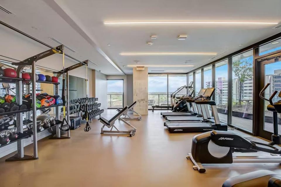 Luxury 1BR Austin Texas - Rooftop Pool & Gym House in Austin