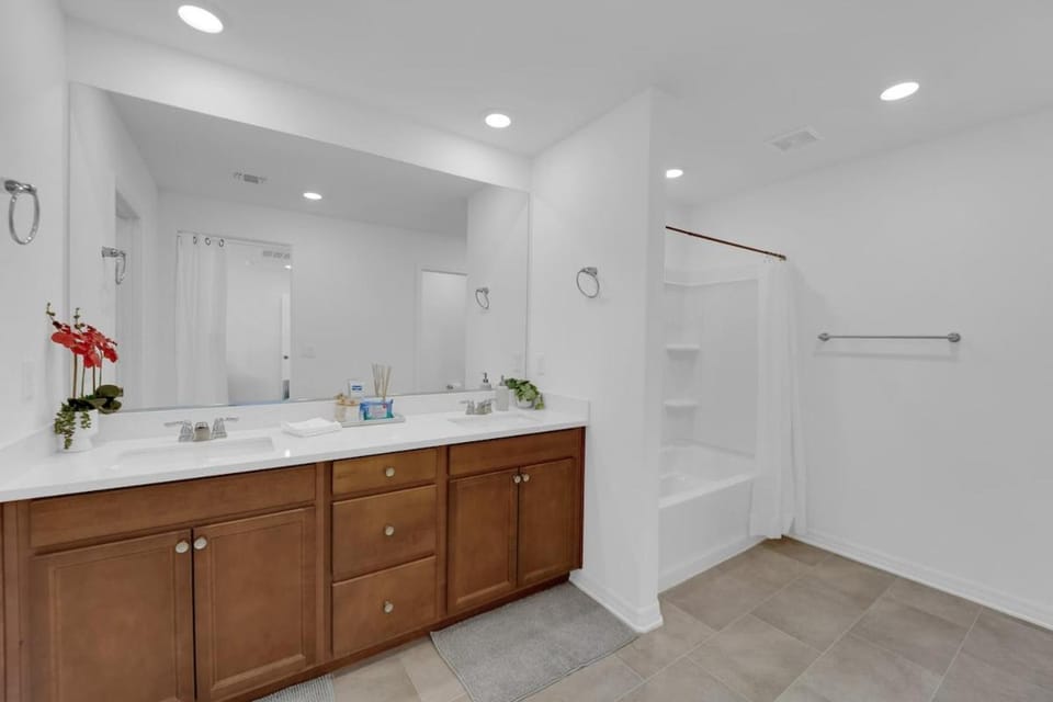 2700SF Modern Home Near Strip Fiber WiFi and OLED TV House in Spring Valley