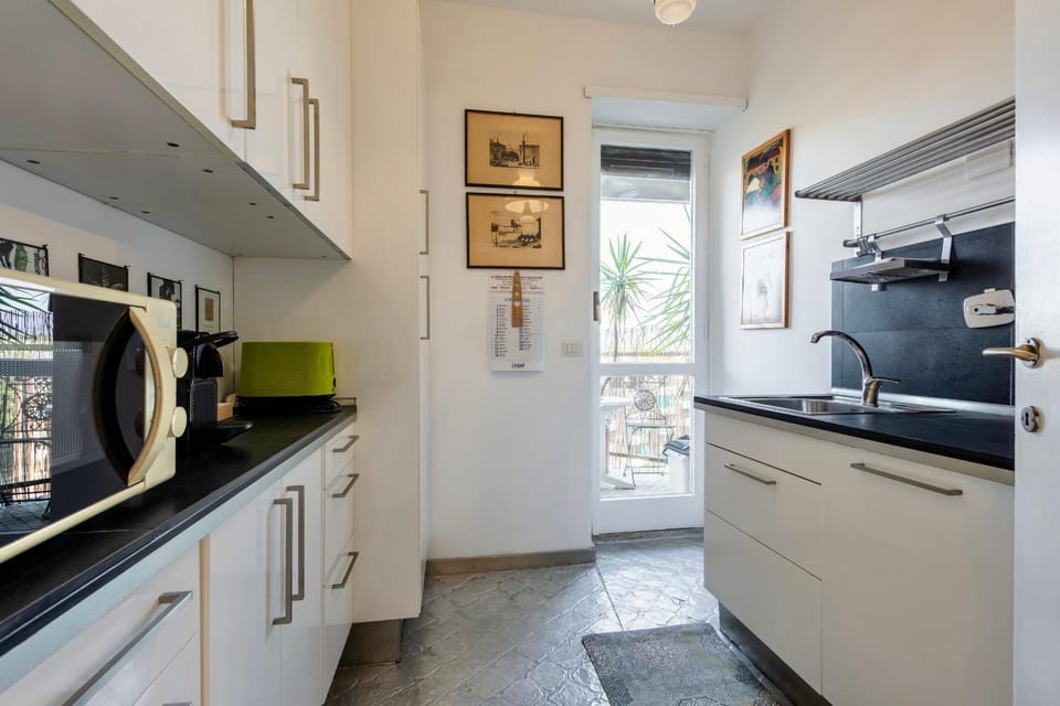 Coffee/tea facilities, Kitchen or kitchenette, oven, stove, toaster
