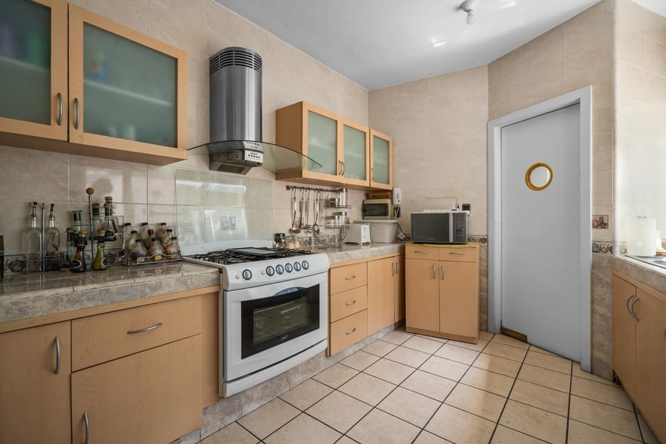 Kitchen or kitchenette, oven