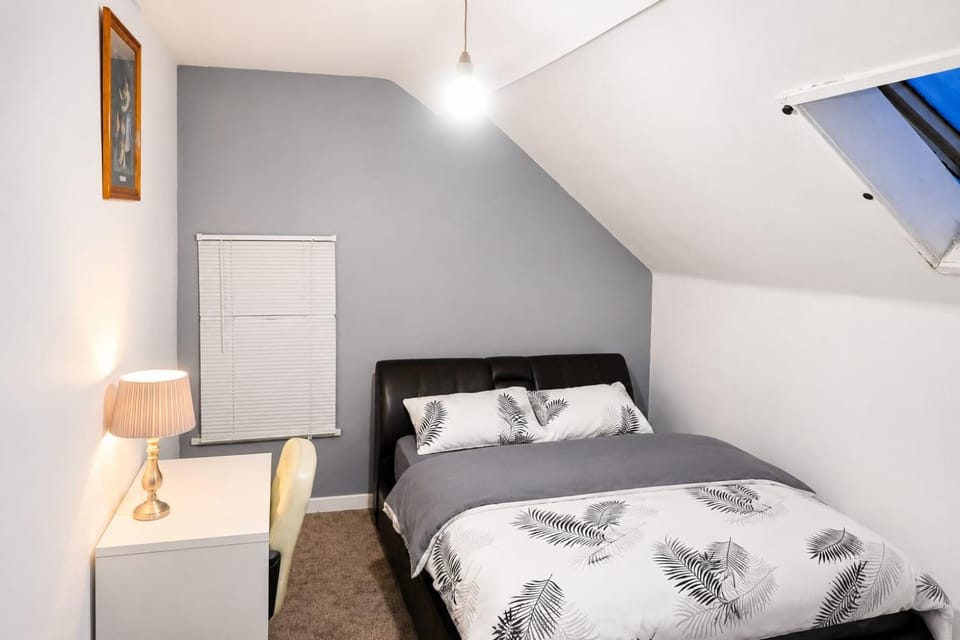Bright Attic Room with Skylight & Workspace Vacation rental in Wolverhampton