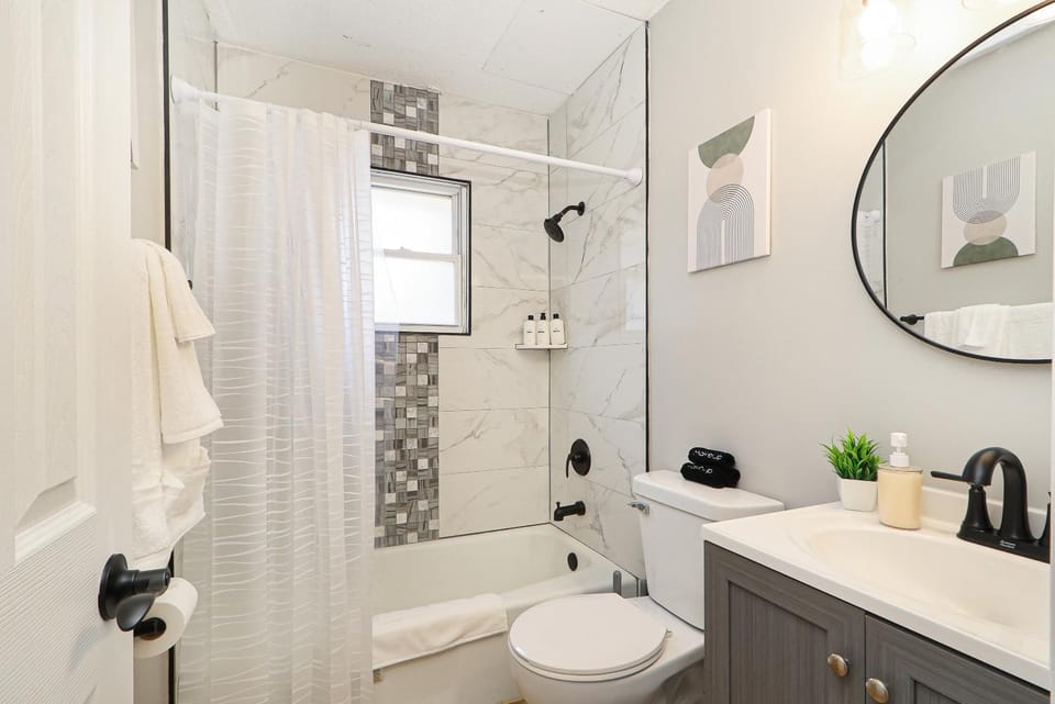 Shower, Toilet, Bathroom, Bath, towels