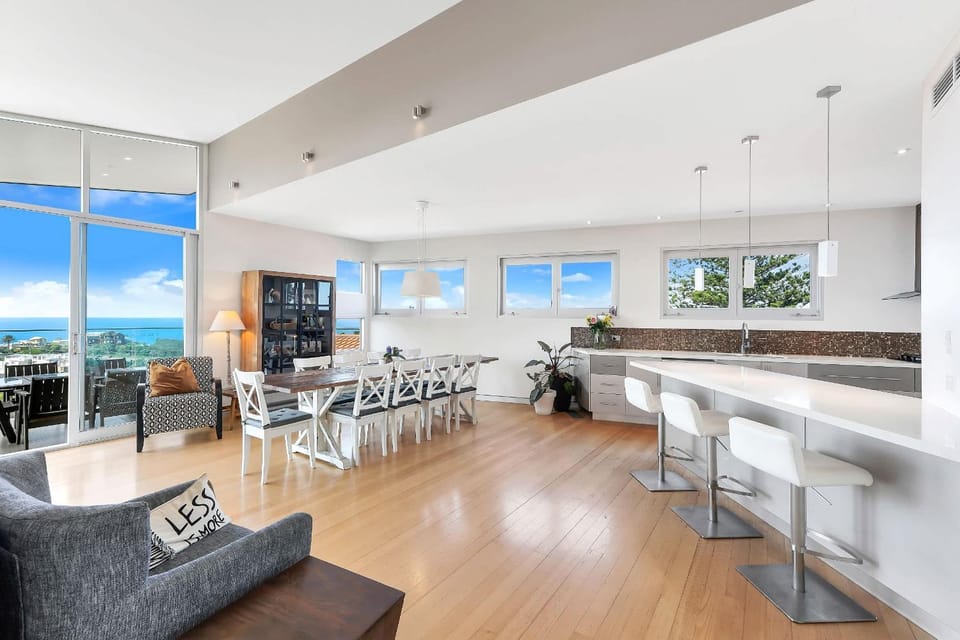 Oceans Edge by Coast Hosting House in Terrigal