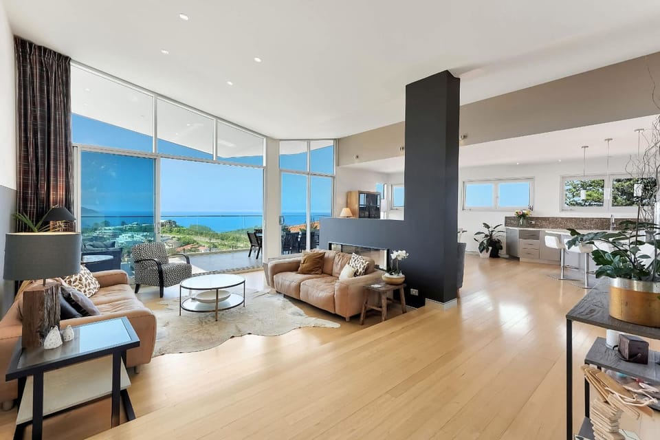 Oceans Edge by Coast Hosting House in Terrigal