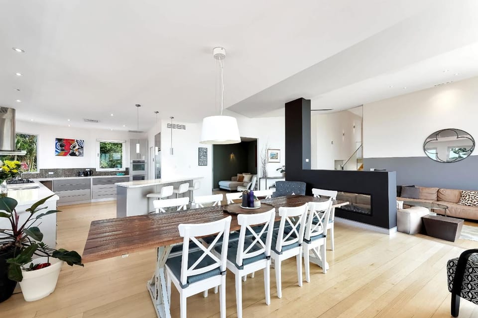 Oceans Edge by Coast Hosting House in Terrigal