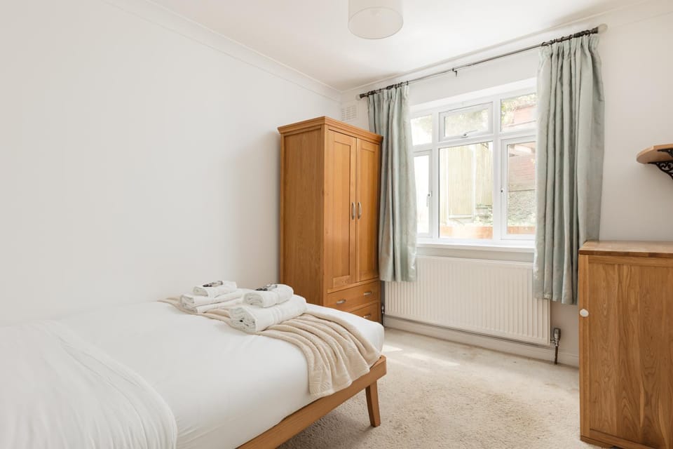 Charming 2BR Garden Home, Hanger Lane Apartment in London Borough of Ealing