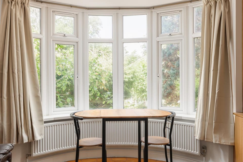 Charming 2BR Garden Home, Hanger Lane Apartment in London Borough of Ealing