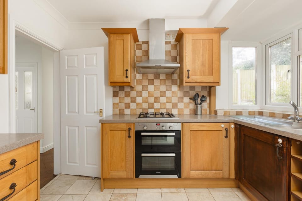 Charming 2BR Garden Home, Hanger Lane Apartment in London Borough of Ealing