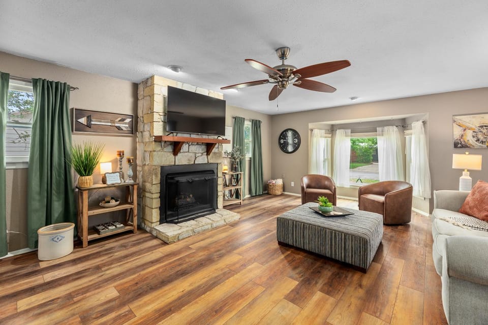 TV and multimedia, Living room, Seating area, fireplace