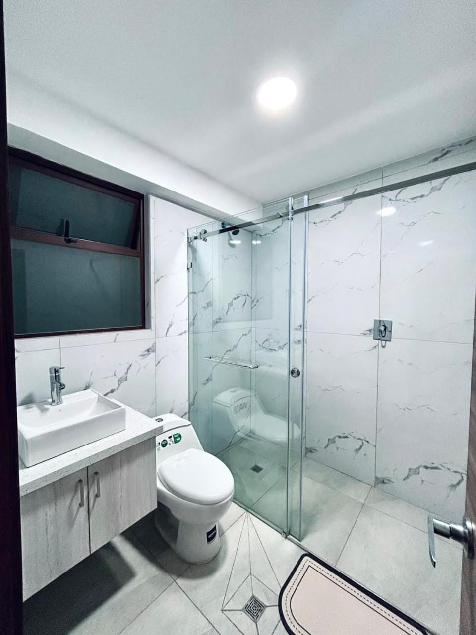 Shower, Toilet, Bathroom, towels