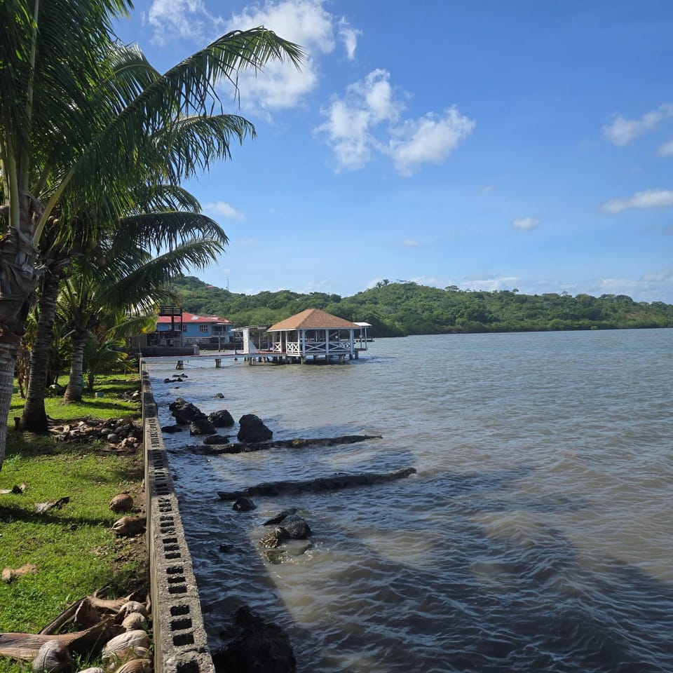Ocean Front Apartment 2 Bedrooms 1 Bathroom ACCESS Apartment in Bay Islands Department