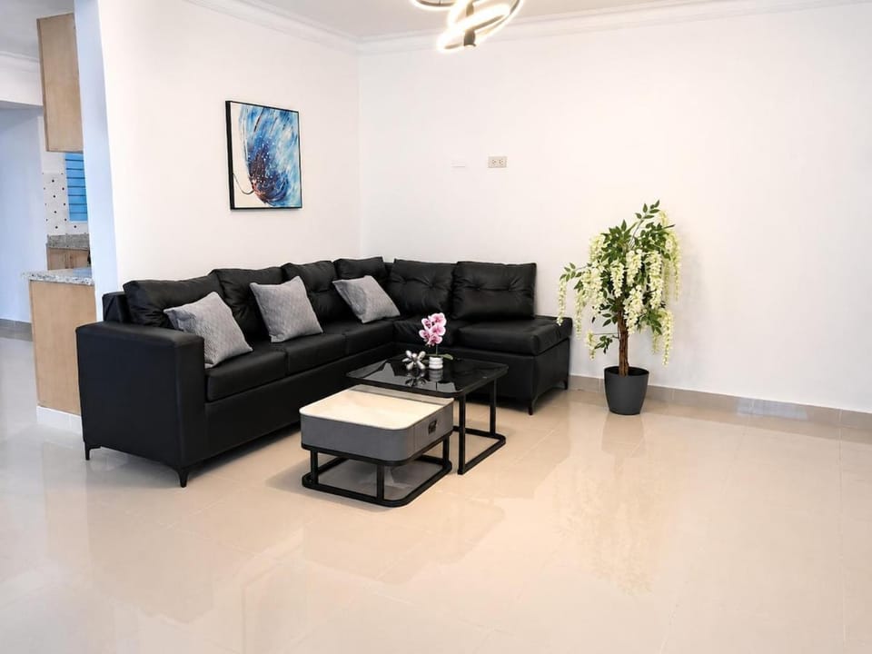 Hermoso penthouse con vista al mar de 3 habitaciones y 3 parqueos a 10 minutos del aeropuerto Apartment in Santo Domingo Este