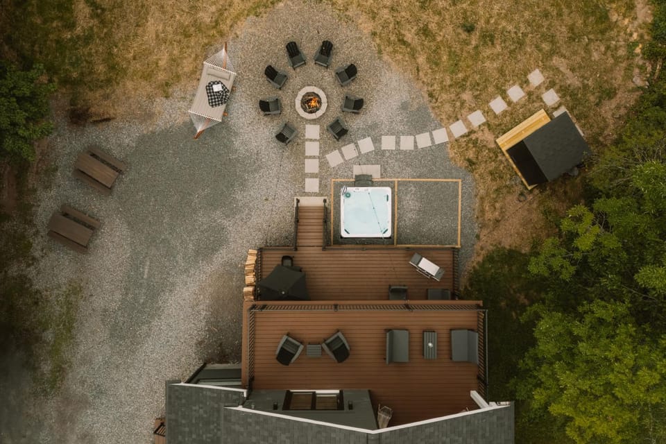 Lux 7bd-Lake-Hot tub-Sauna-Arcade-Fire pit-Dome Chalet in Hunter