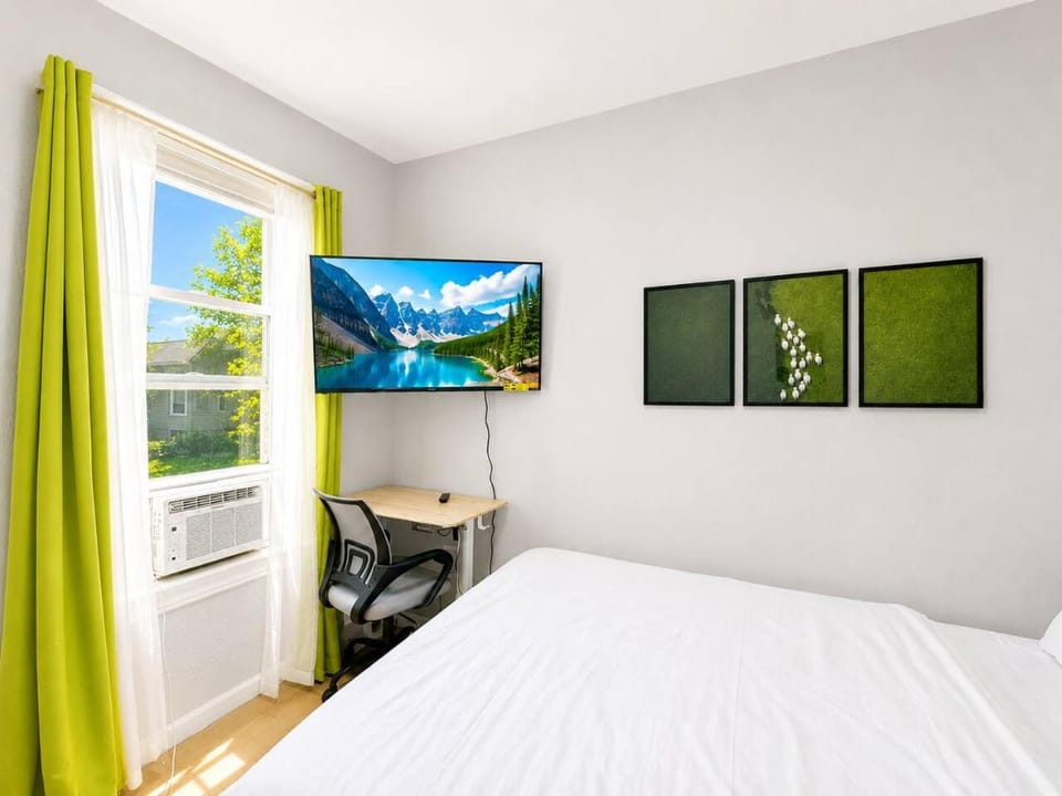 Bed, TV and multimedia, Photo of the whole room, Bedroom