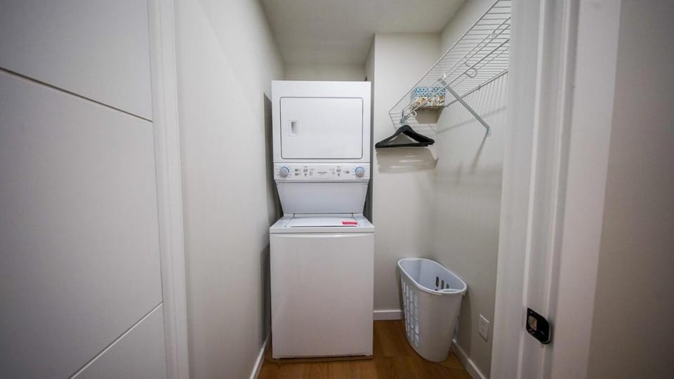 Stylish Private Suite, Private Entry, Full Kitchen, Washer & Dryer with Free Parking Near Kananaskis, Camore, Banff, Lake Louise Apartment in Calgary