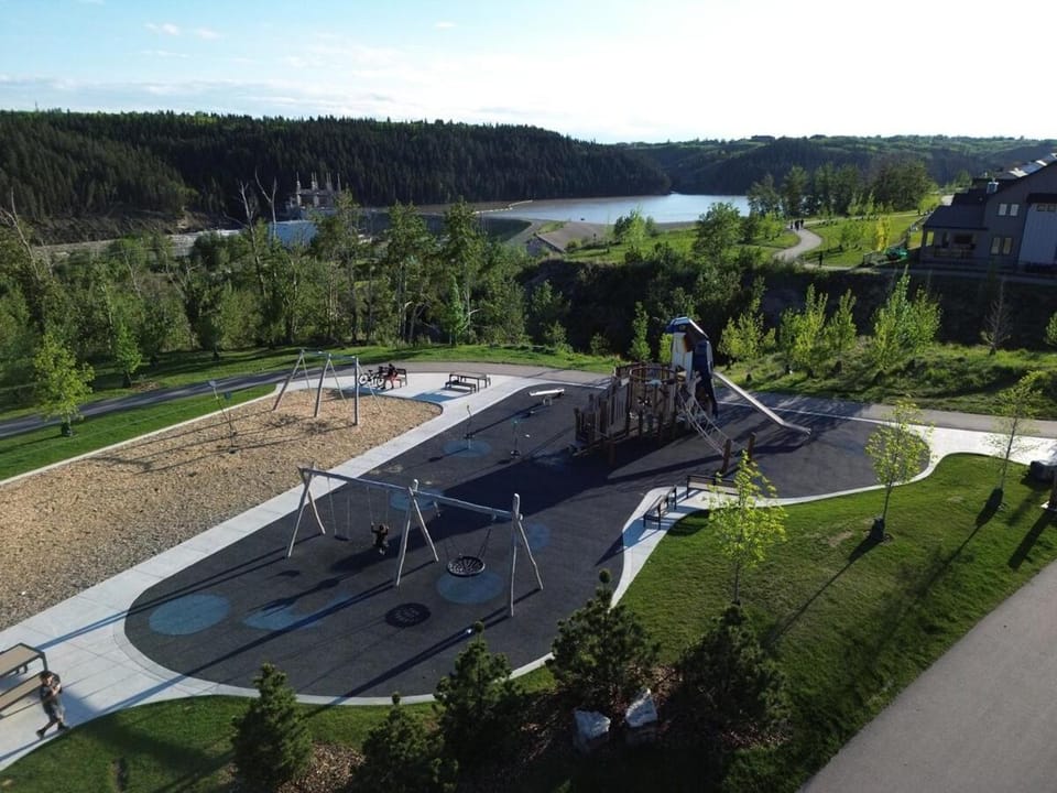 Stylish Private Suite, Private Entry, Full Kitchen, Washer & Dryer with Free Parking Near Kananaskis, Camore, Banff, Lake Louise Apartment in Calgary
