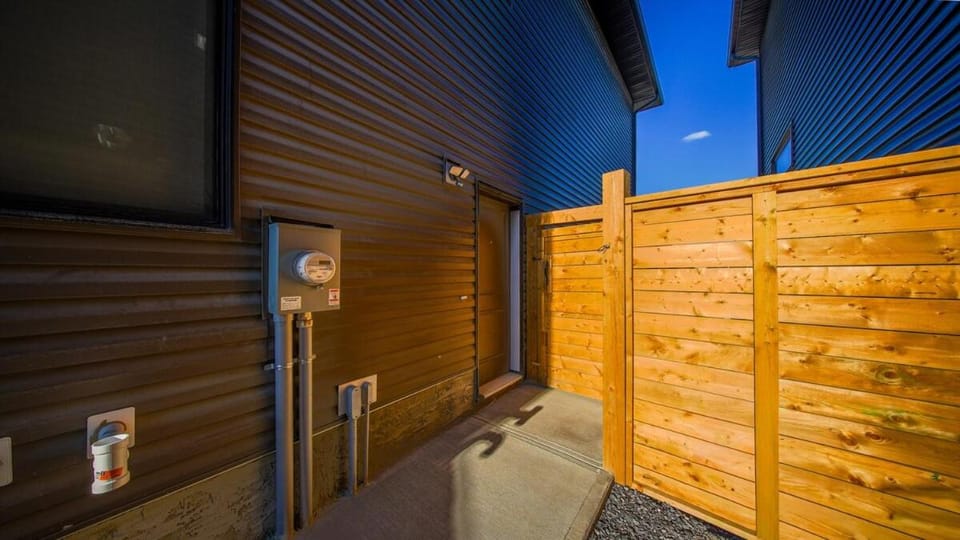 Stylish Private Suite, Private Entry, Full Kitchen, Washer & Dryer with Free Parking Near Kananaskis, Camore, Banff, Lake Louise Apartment in Calgary