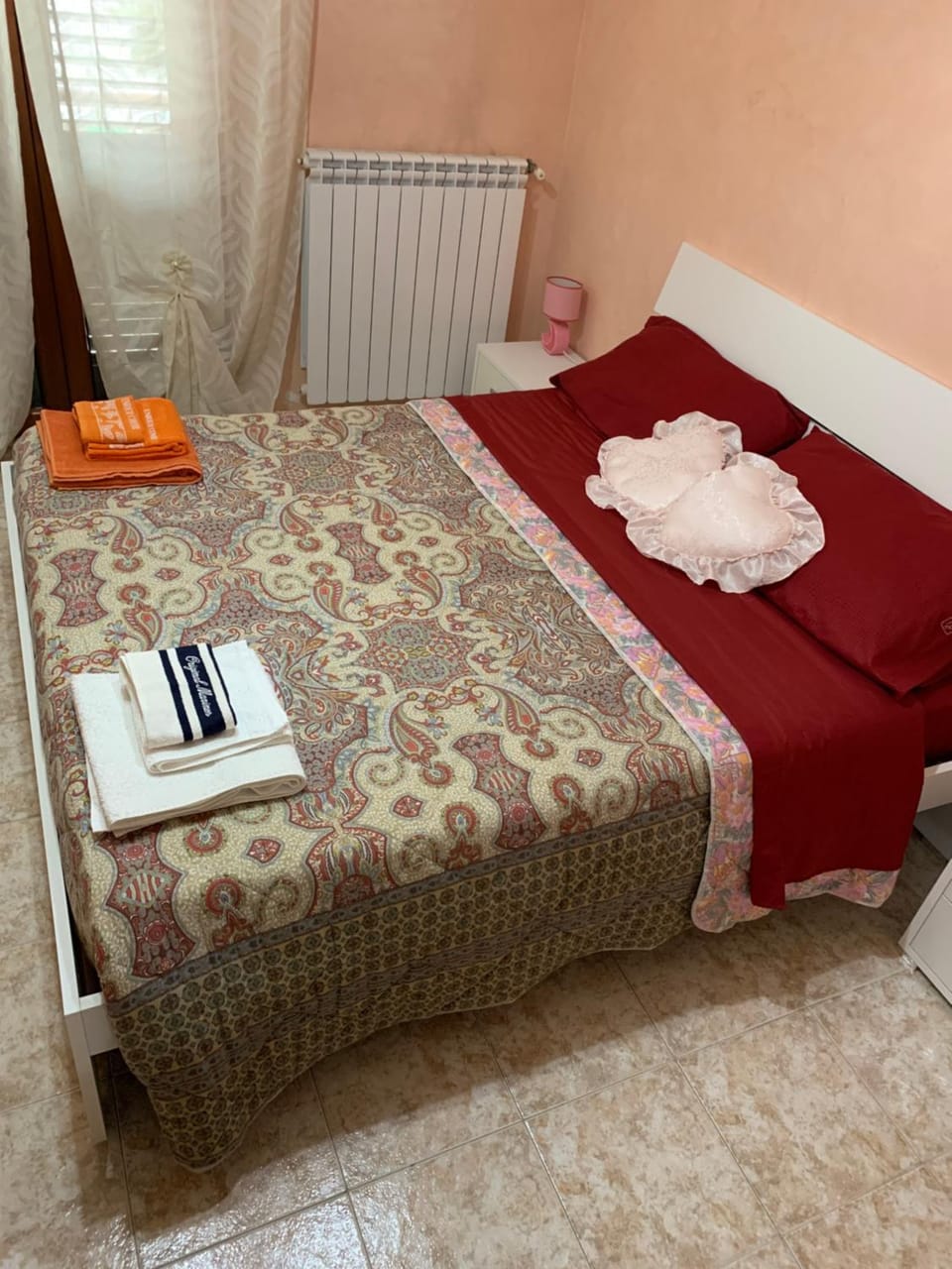 Bed, Bedroom, internet, towels
