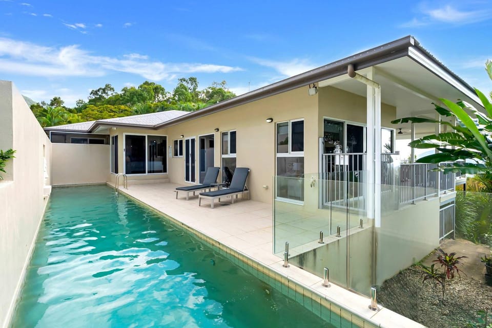 Swimming pool, sunbed