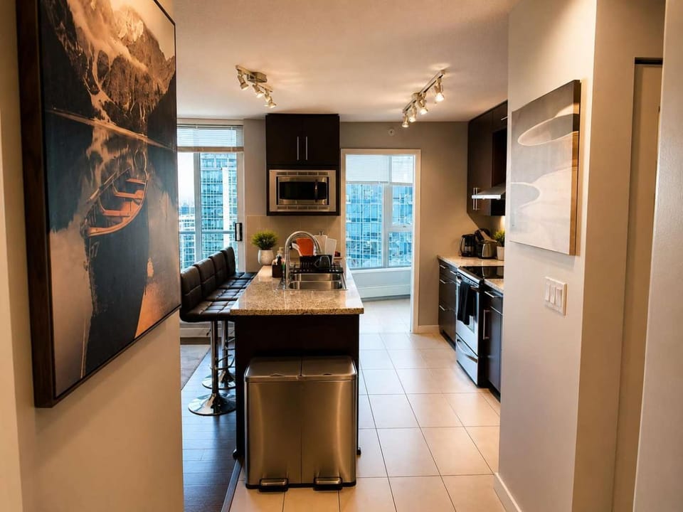 Breathtaking Views with Sauna Pool & Jacuzzi Apartment in Vancouver