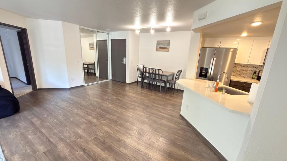 Kitchen or kitchenette, minibar