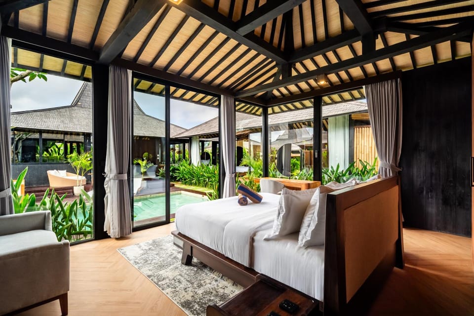 Bed, Day, Natural landscape, Pool view