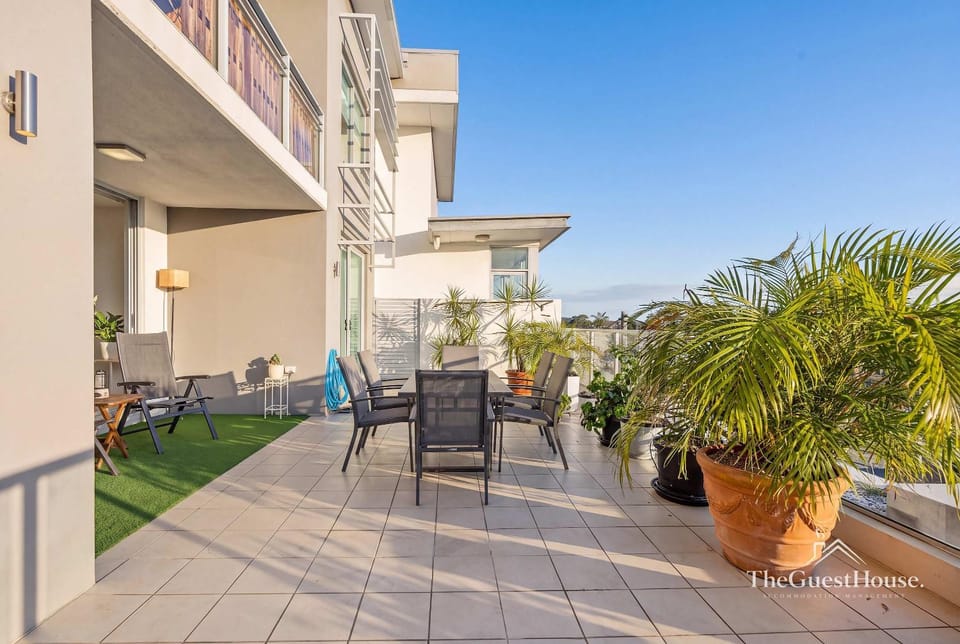 SUNSET By TheGuestHouse Apartment in Palm Beach