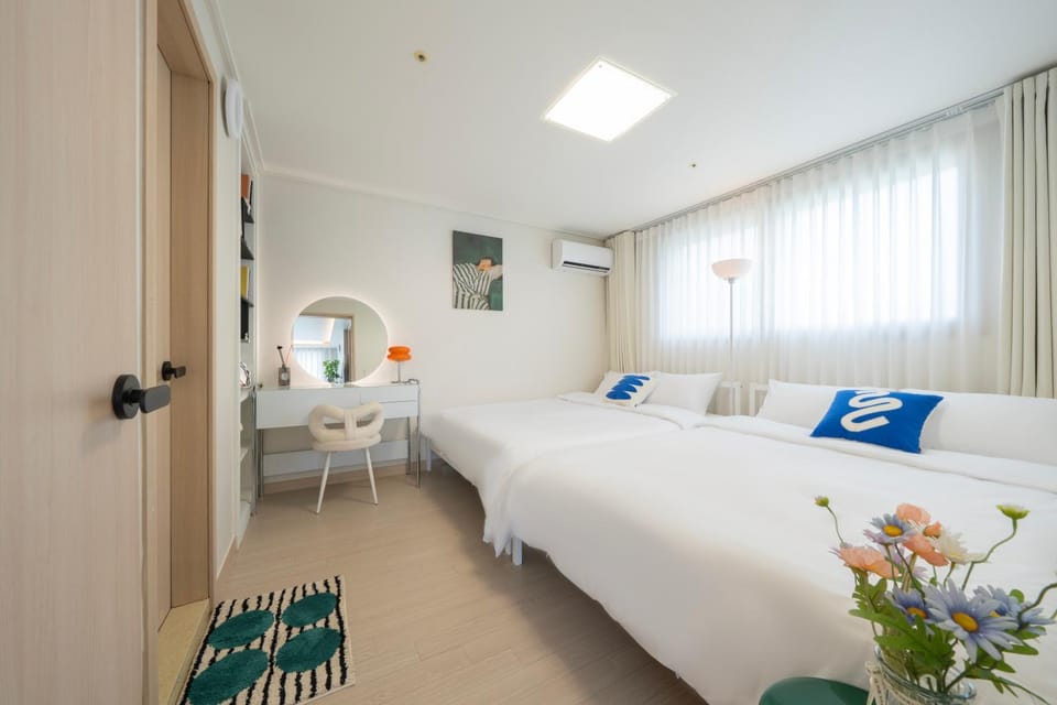 Toilet, Bed, Bedroom, air conditioner