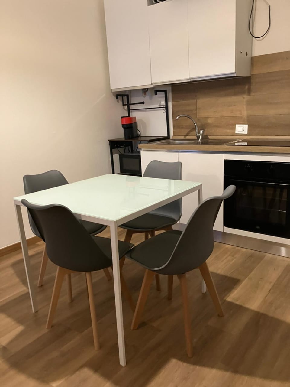 Kitchen or kitchenette, Dining area