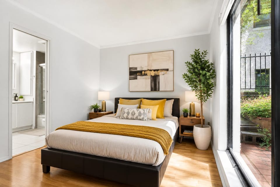 Premium 3 Bedroom Near Stanley Park and Downtown Apartment in Vancouver
