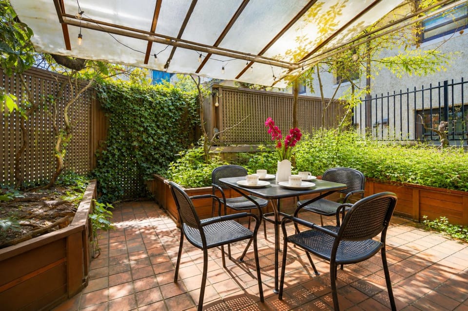 Premium 3 Bedroom Near Stanley Park and Downtown Apartment in Vancouver