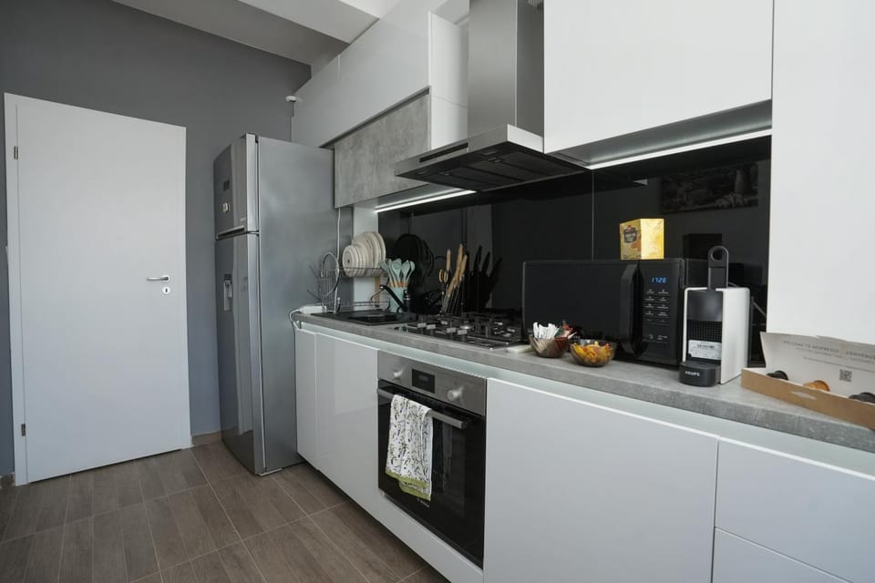 Coffee/tea facilities, Kitchen or kitchenette, dishwasher, oven, stove, toaster