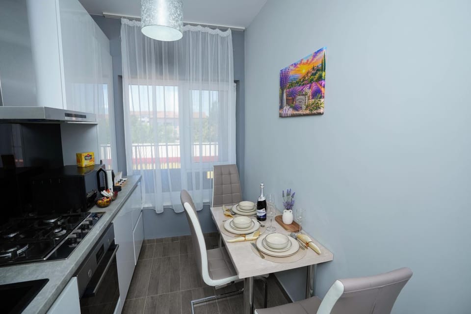 Kitchen or kitchenette, Food and drinks, Dining area, Food, stove