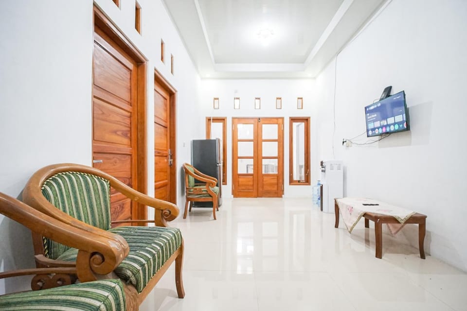 Communal lounge/ TV room, TV and multimedia, Living room, Seating area, air conditioner
