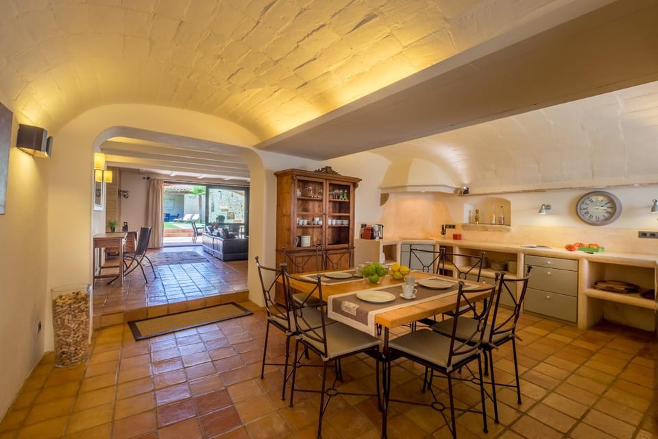 Kitchen or kitchenette, Seating area, Dining area