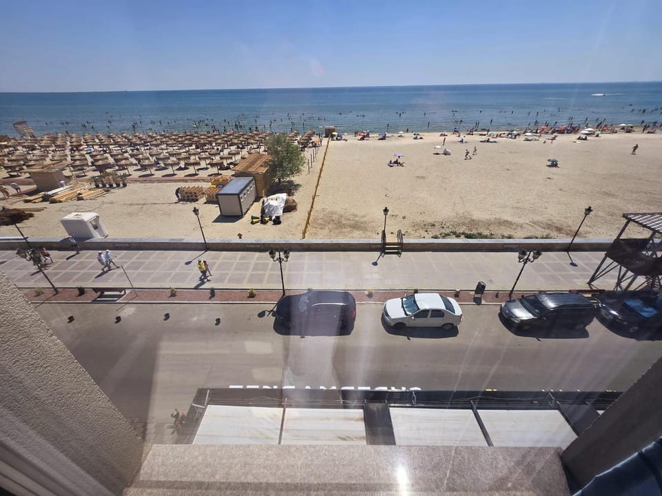Luxury Front SeaView Apartment - Prima Linie Private Parking Apartment in Constanța County