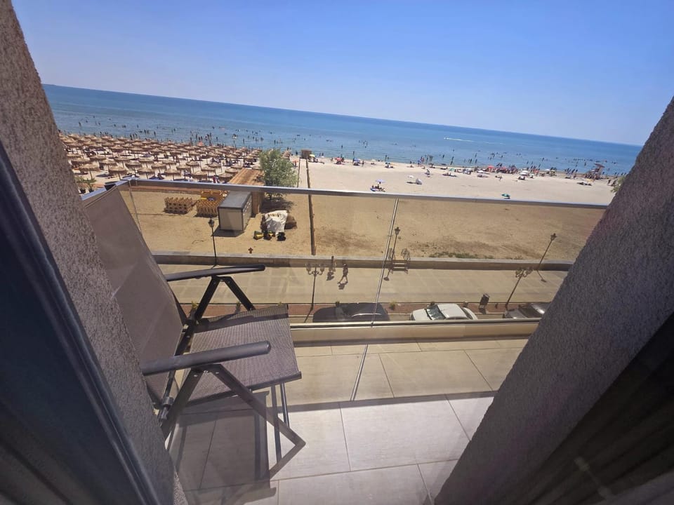 Luxury Front SeaView Apartment - Prima Linie Private Parking Apartment in Constanța County