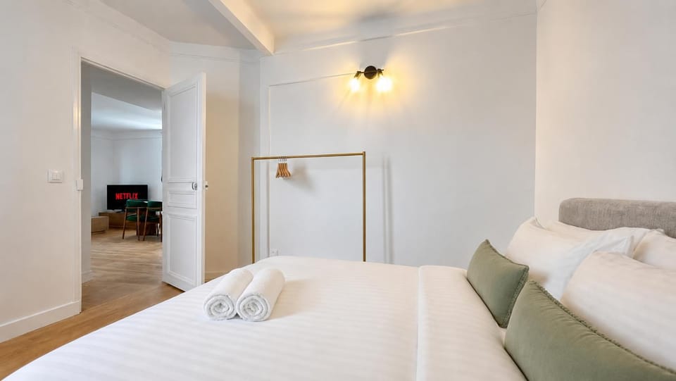 Bed, Bedroom, towels