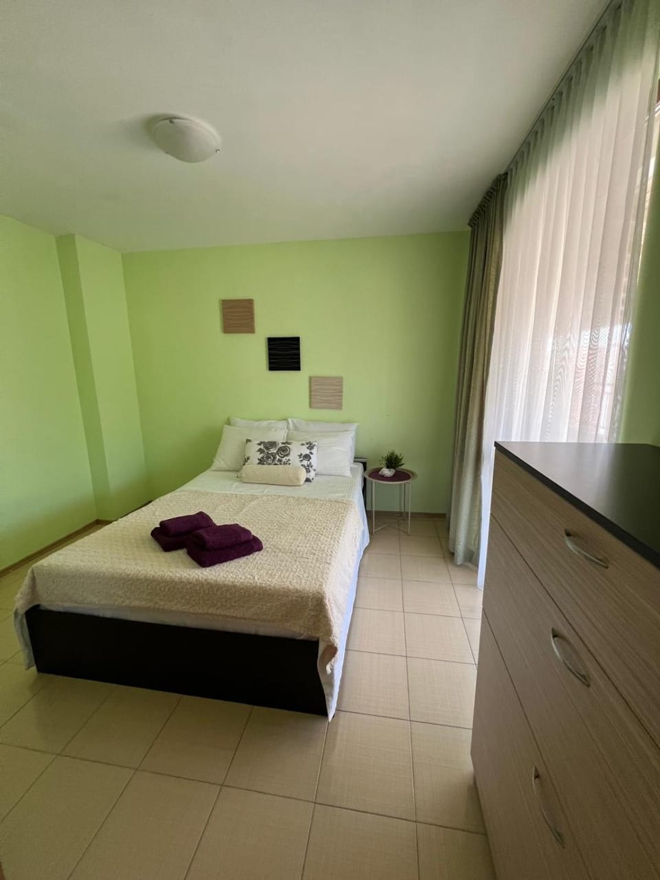 Bed, Photo of the whole room, Bedroom, towels