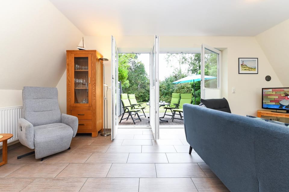 Communal lounge/ TV room, Garden, Living room, Seating area, Garden view