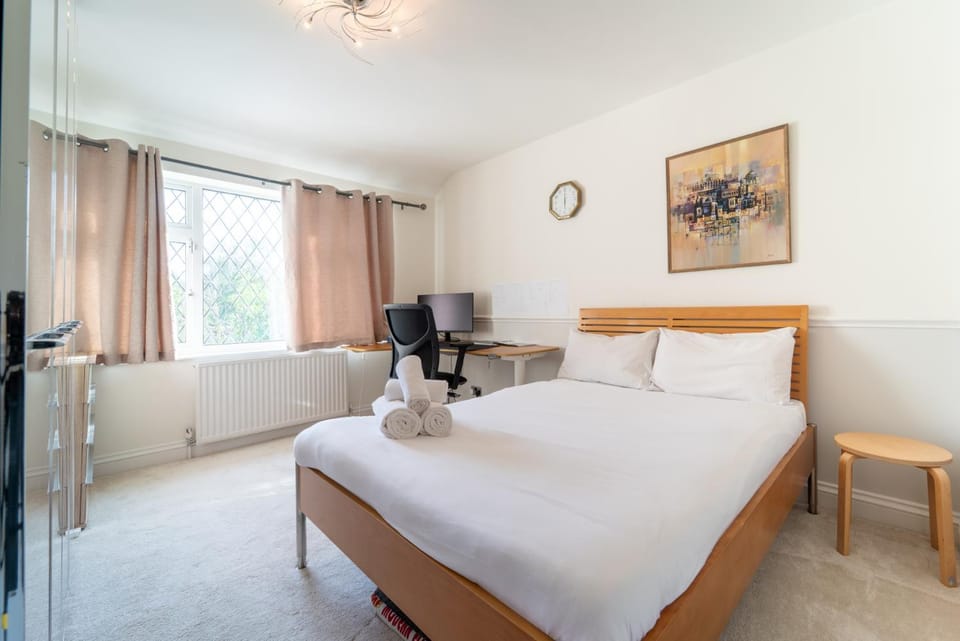 Extended Family Home with Parking near Heathrow House in Uxbridge