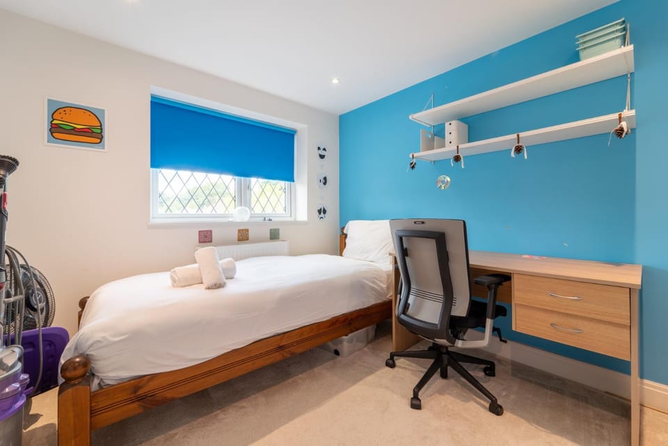 Extended Family Home with Parking near Heathrow House in Uxbridge