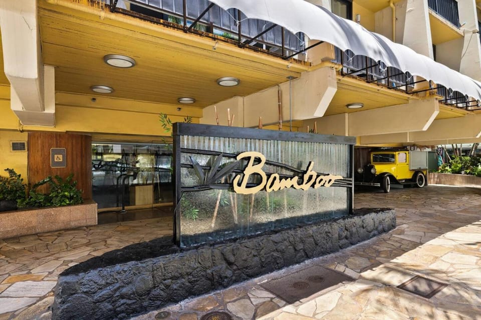 Boutique Walk to Beach & IMP Hot tub Kitchen Vacation rental in Honolulu